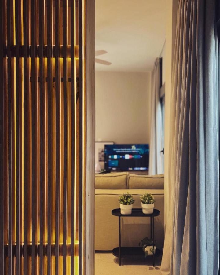 Luxurious Wooden Detail Flat In City Center Chalkís المظهر الخارجي الصورة