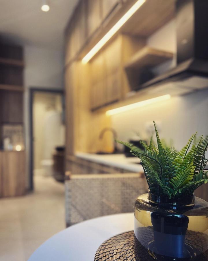 Luxurious Wooden Detail Flat In City Center Chalkís المظهر الخارجي الصورة